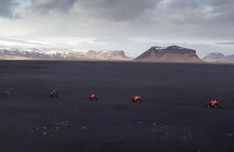 Quad-Biking zu schwarzen Sandstränden und Flugzeugwrack, Vík 4