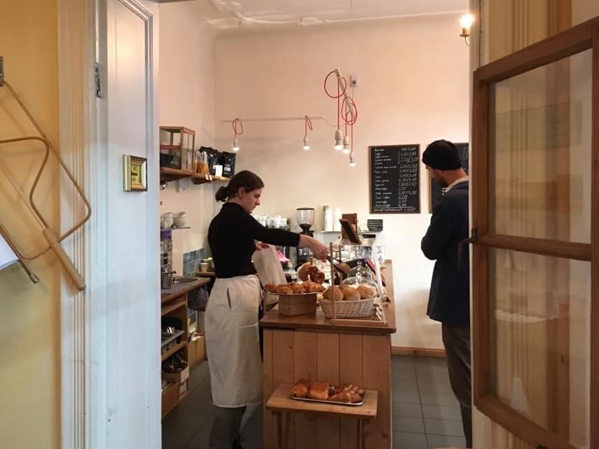 Skandinavische Cafés: Café Kanel Berlin Tresen Inneraum