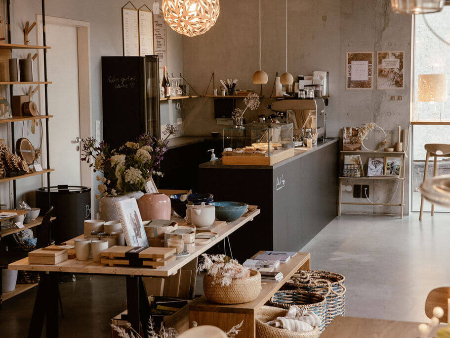 Skandinavische Cafés: Holz & Hygge: Nordic Design Shop und Café Einrichtung