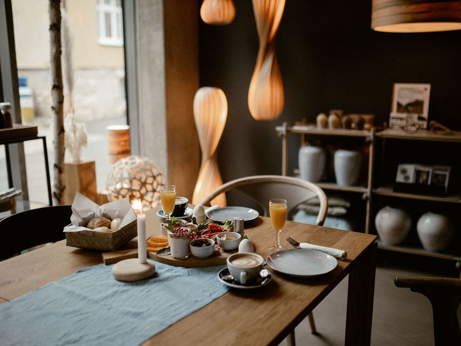 Skandinavische Cafés: Holz & Hygge: Nordic Design Shop und Café Frühstück
