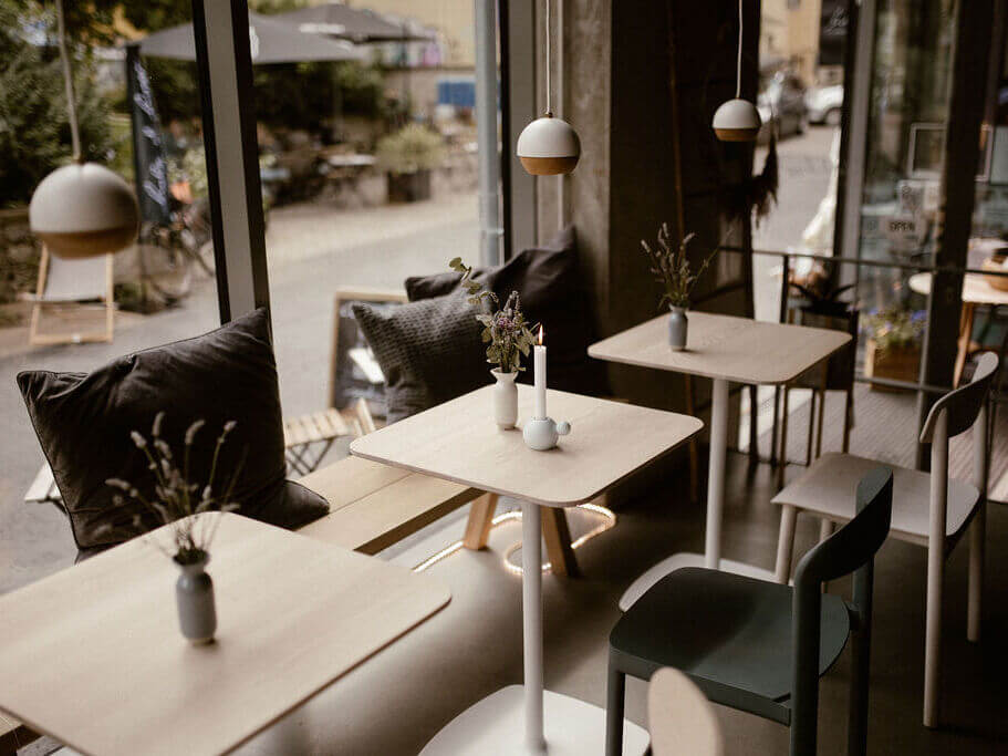 Skandinavische Cafés: Holz & Hygge: Nordic Design Shop und Café Tische