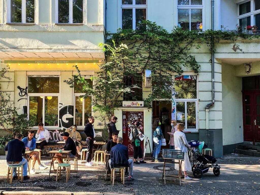 Skandinavische Cafés: Populus Coffee Berlin Außenbereich